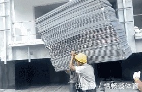 |搞笑GIF趣图段子:主任愣了一下说,舌头伸出来我看看