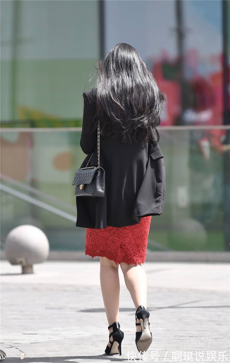西服 红色提花连衣裙,搭配黑色休闲西服,还是要尖头细跟凉鞋衬托
