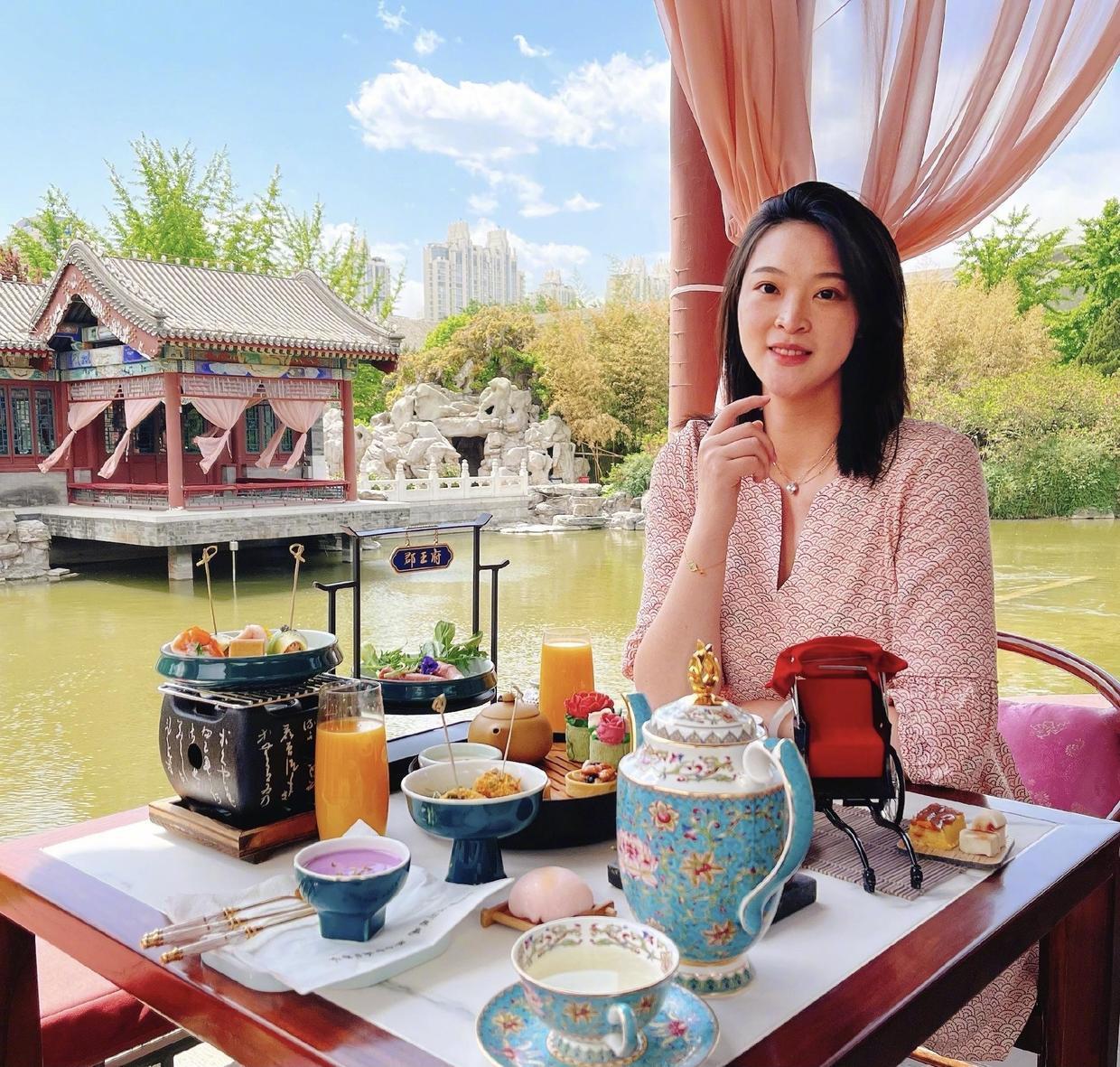 礼服裙|30岁惠若琪的身材被低估了,穿一袭小黑裙亮相凹凸有致,高级优雅