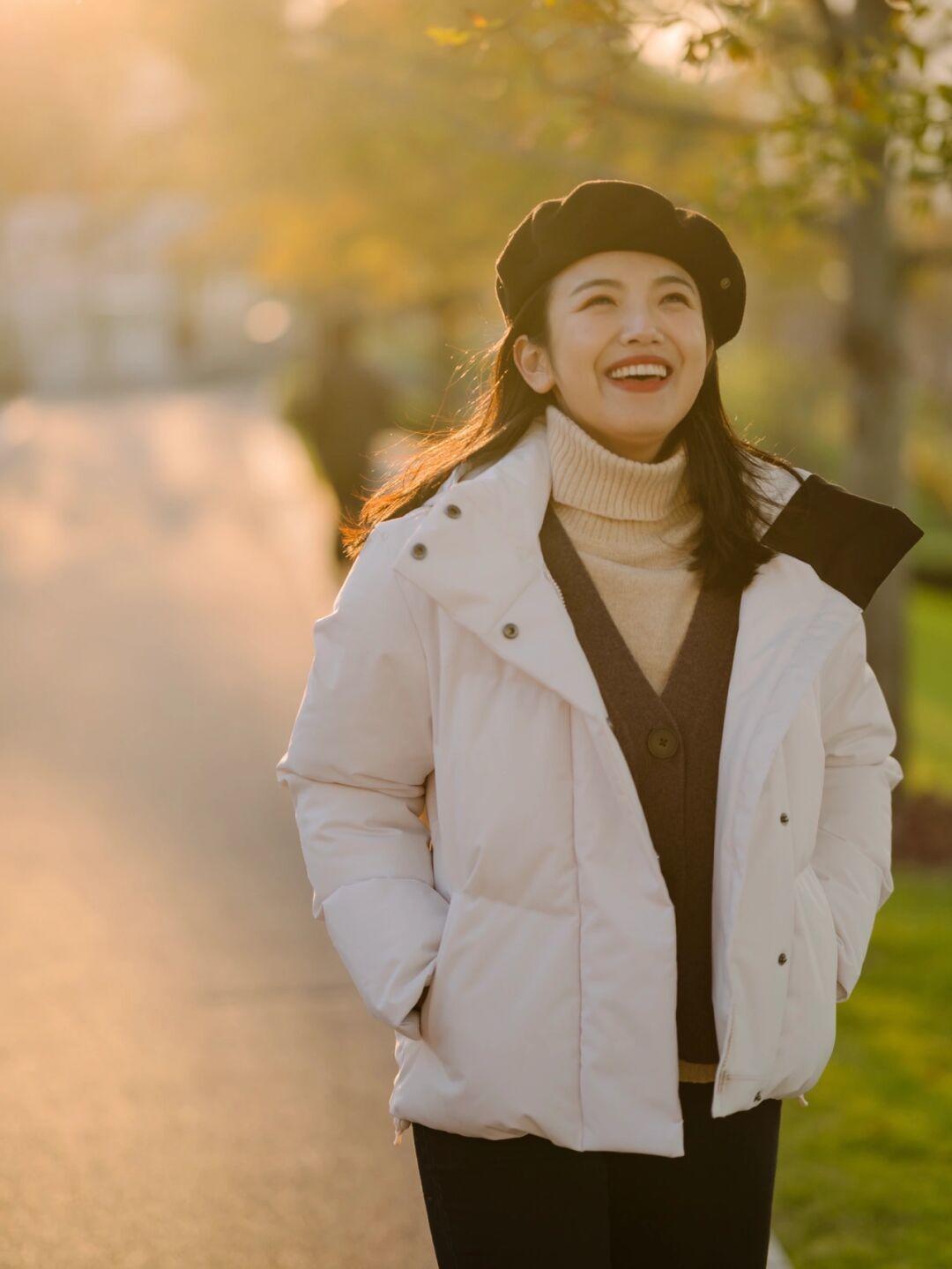 修身牛仔裤 寒冷的冬季怎么穿?羽绒服的搭配思路总结好了,穿出优雅时髦