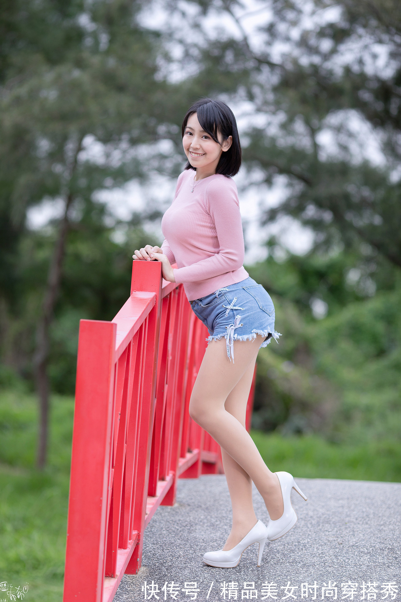 牛仔短裤|简单干练的冰丝衫，搭一条牛仔短裤，诠释了美女超凡脱俗的气质
