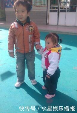 嫌弃|妹妹将小脚塞进哥哥嘴里，哥哥满脸嫌弃，却不敢轻易发火