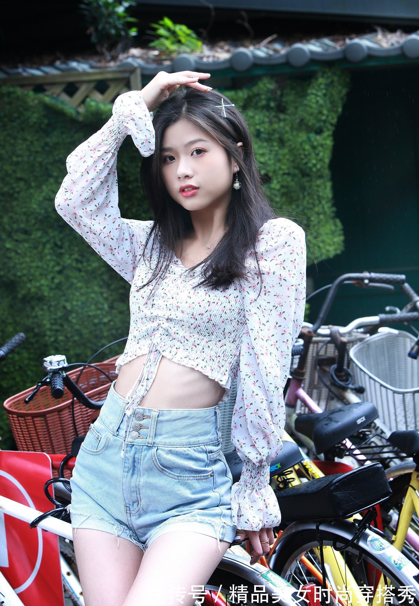 牛仔短裤|碎花的小衬衫搭配牛仔短裤，青春甜美气息浓郁