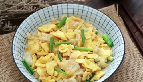 它是“穷人的阿胶”，隔天吃一次，补血养颜，淡化色斑，更显年轻