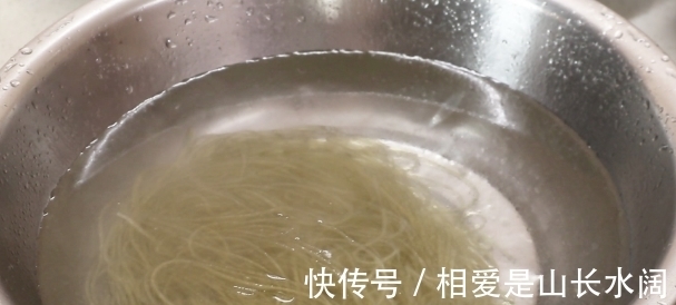 瘦肉|包菜炒粉条的家常做法，学会一个小技巧，不粘锅味道还特别香