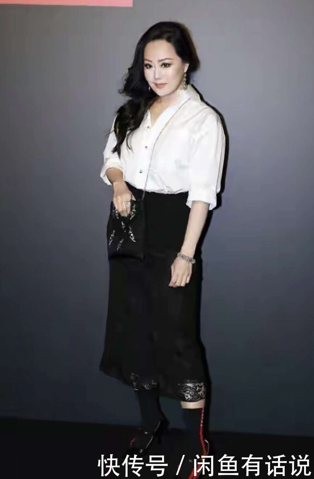 贵妇|微胖的章小蕙才是真贵妇,穿红色网纱裙成熟优雅,名媛气质藏不住