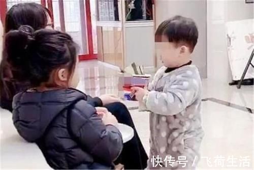 哥哥|弟弟打扰哥哥写作业，结果被哥哥硬生生拖出房门，网友：太真实了