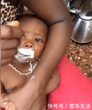 非洲|几张图告诉你,非洲妈妈是咋喂孩子的,别在说自己不幸福了!
