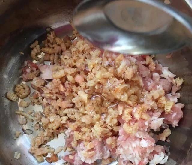 底脆皮软馅香的三鲜水煎包,这么做才好吃