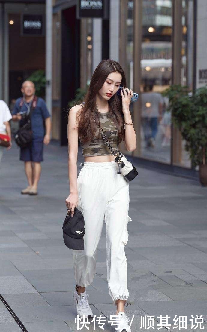 小姐姐|白色吊带搭配百褶裙,配上拖鞋看起来更可爱!