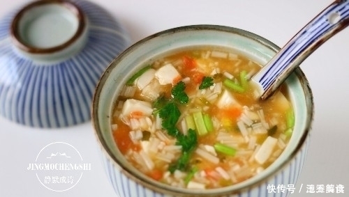 西红柿|三伏天多喝此汤,成本几块钱,酸爽开胃食欲好,出汗排毒身体棒