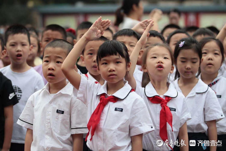 国歌|我向国旗敬个礼！济南文东小学新学期首次升旗仪式，学生唱响国歌