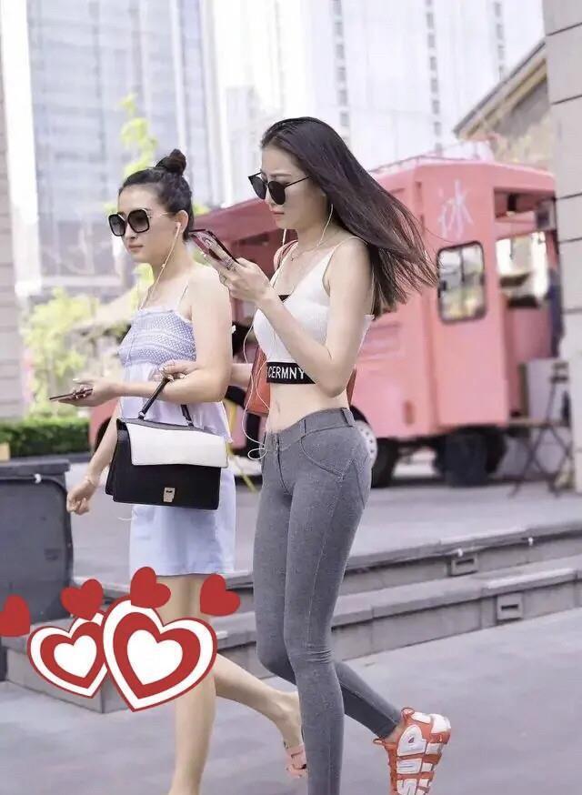 低腰裤|为何偏爱“低腰裤”?年轻女孩有话说,时髦洋气又显线条美!