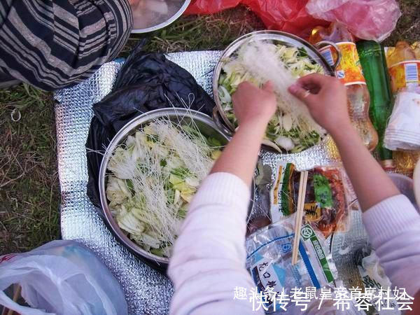 野餐|登山攀岩又累又险，成功后的野餐格外香甜，露营特别的温暖