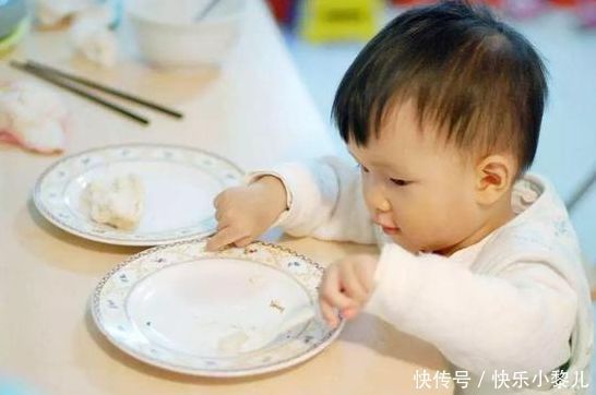 孩子几岁能吃大人饭？医生：不能太心急，不然孩子身体吃不消