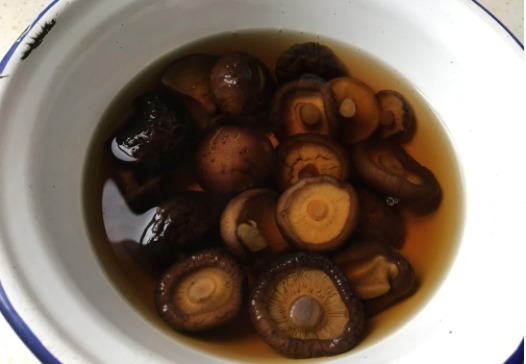  豆腐跟它真是绝配，鲜嫩多汁，花钱不多，比放肉还好吃