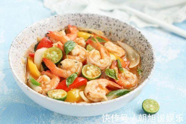 这盘虾满满异国风味,里面加了一种香草,简直太美味了!