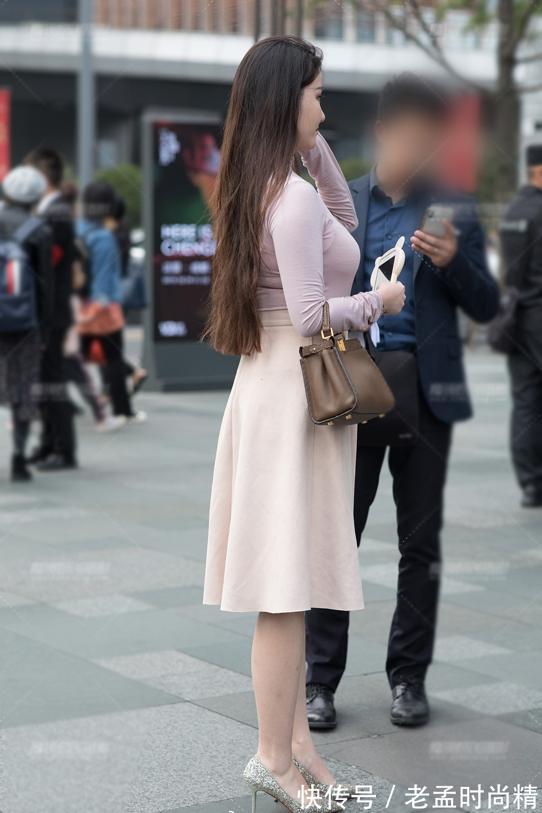 气质|初秋优雅清新的穿搭,高领打底衫配半身裙,简约大方又显气质