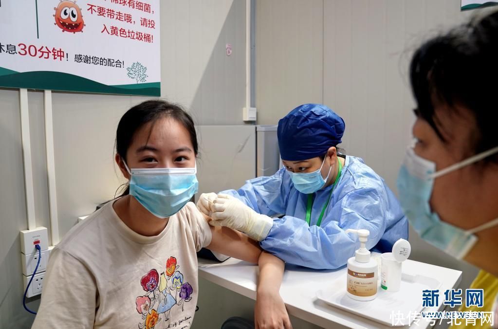 静安体育中心|新华全媒+丨上海15至17岁人群新冠疫苗接种现场“扫描”