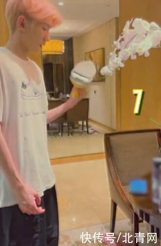 王源|王源晒视频拿熨斗当哑铃 搞笑称:闲来无事举九举