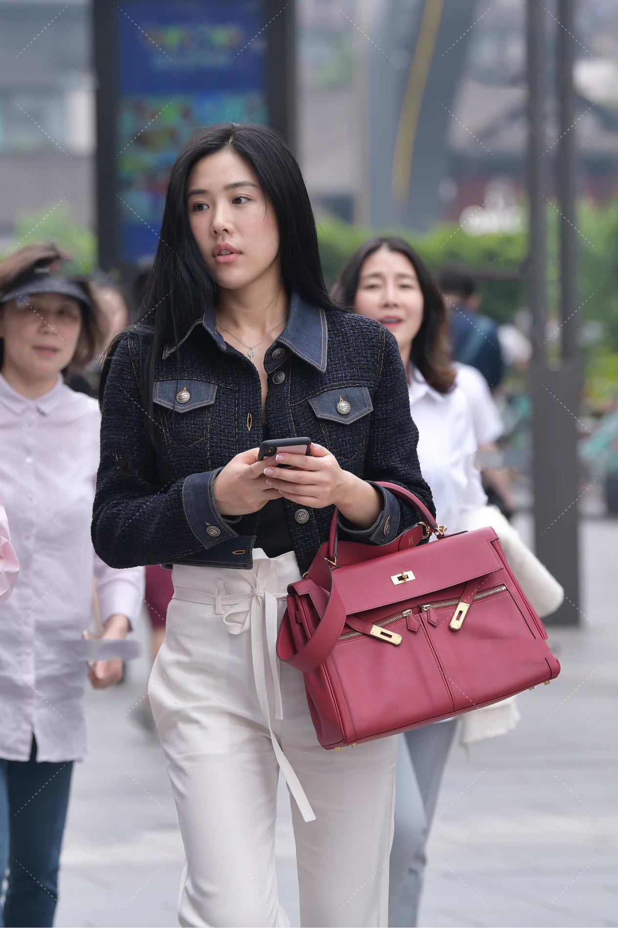 黑色小香风粗纺短外套, 搭配白色高腰休闲裤, 尽显高级时尚感