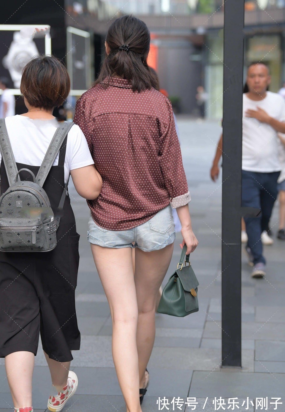 波点|非常自信的气质美女,完美的身材搭配迷人的装扮,莫名的心跳感