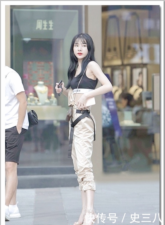 街拍:小姐姐高挑的身材,搭配的白色中筒袜野性十足