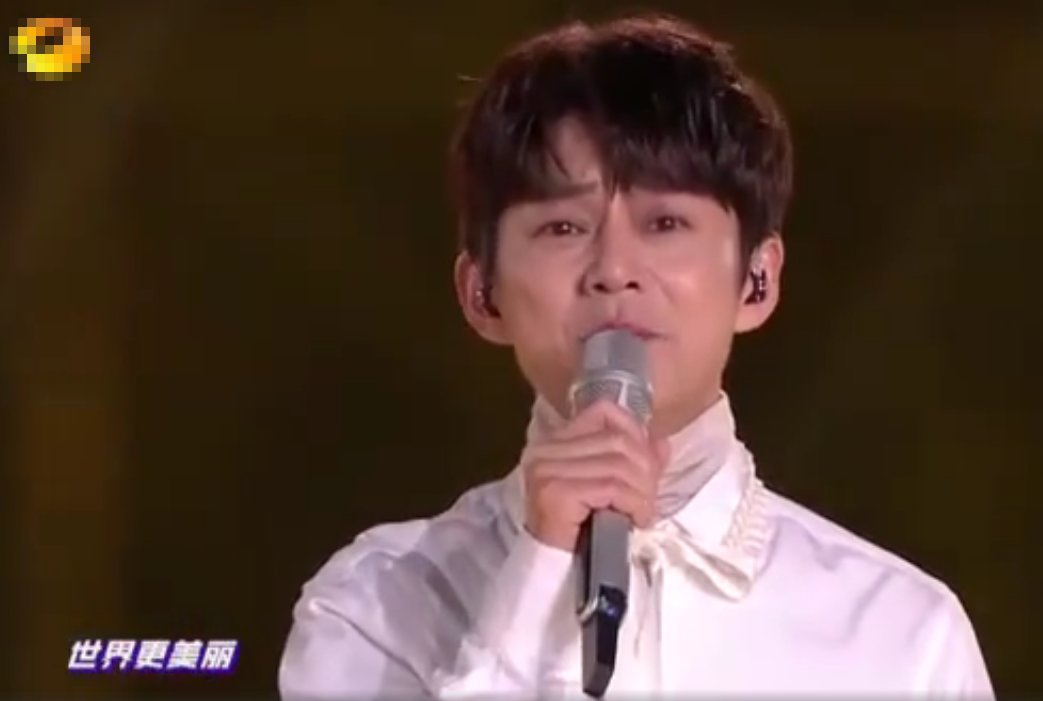 不受风波影响！何炅跨年晚会仍居C位，和魏大勋录节目热聊心情好