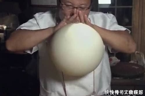 不算什么|中国厨师表演“面团吹气球”,看呆了外国人,厨师:这不算什么