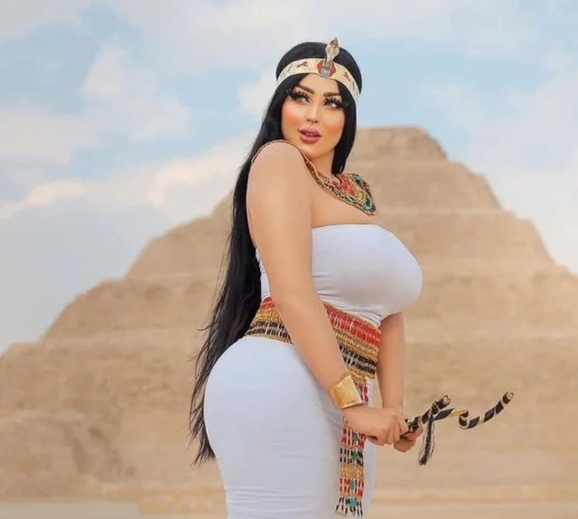 埃及美女金字塔前拍写真，身材饱满，网友：原来微胖也很美