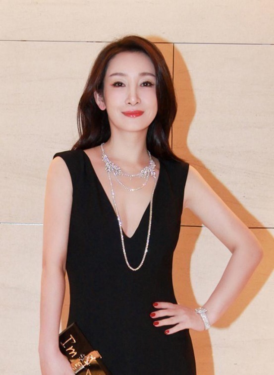 减龄 女人过了40就放弃“黑长直”吧!换上这5种发型,从阿姨变回姐姐