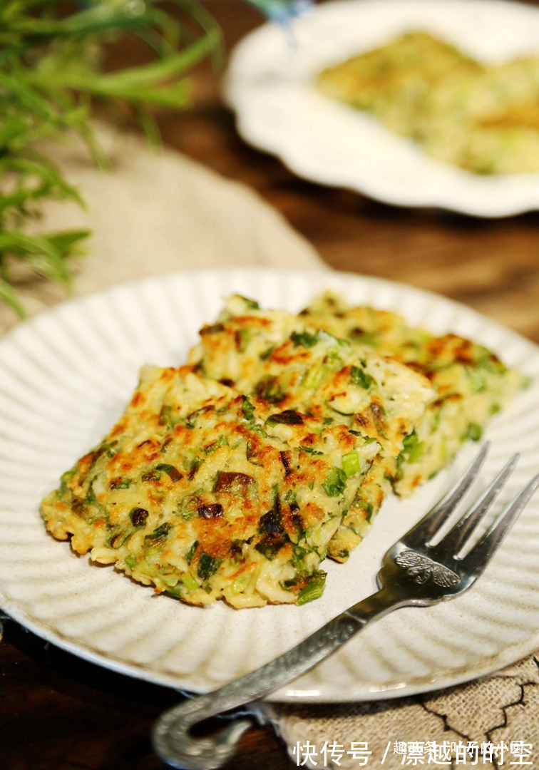 10分钟早餐快速饼两段莲藕、一把芹菜叶，味道好，营养高！
