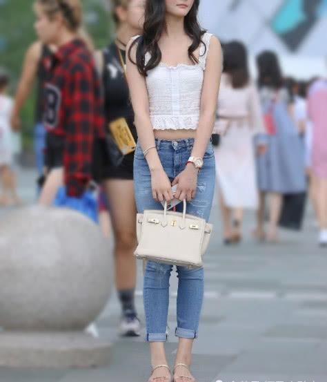 “碎花”魅力不可挡,清新感觉扫走夏日的烦闷,轻熟风格更迷人