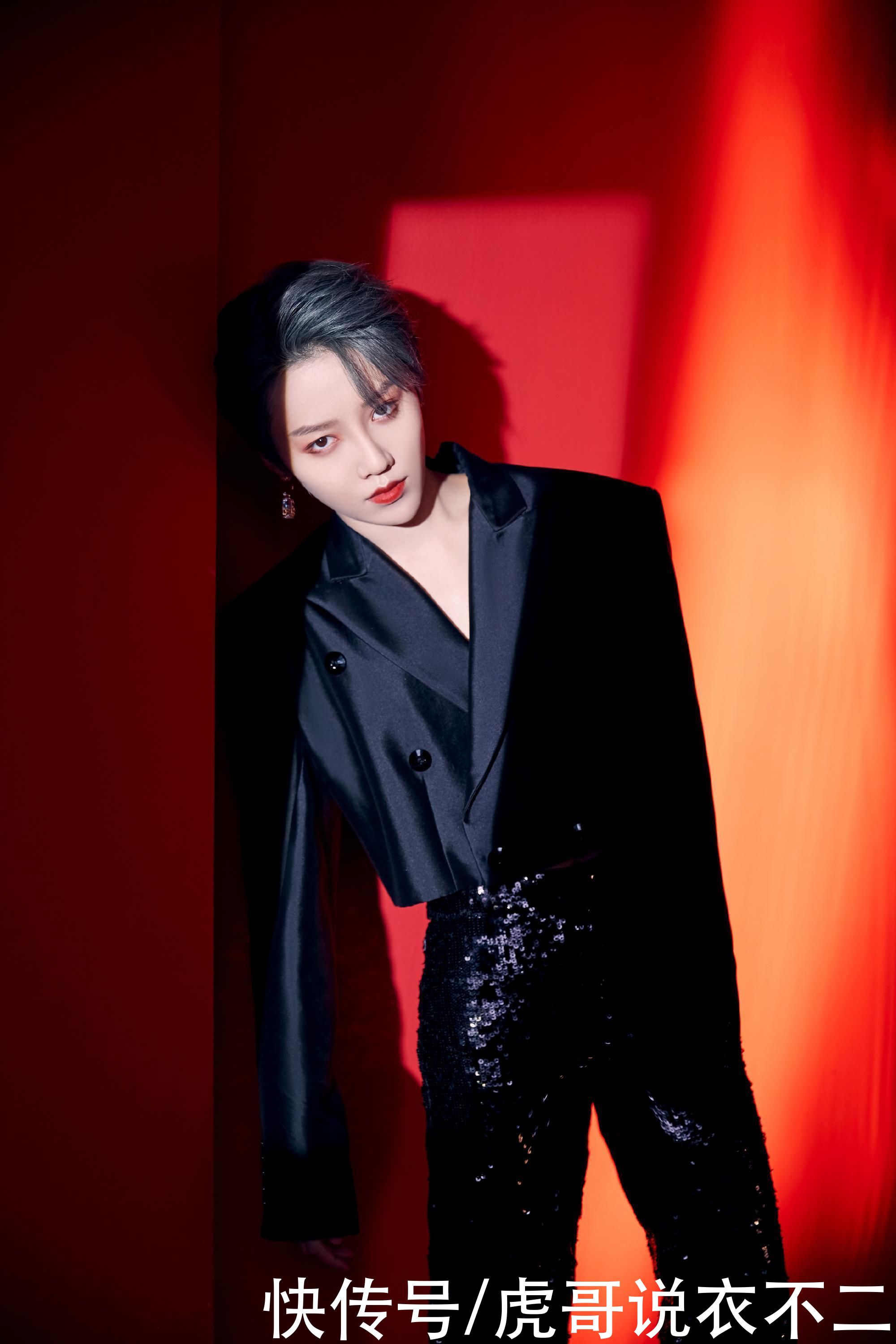 女生也可以很帅气，刘雨昕身穿复古卫衣参加活动，造型太潇洒了