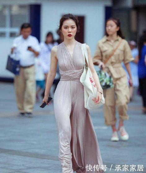 裙子 美女脚上一双高跟鞋,特别的显高,搭配中长款的裙子,简约又时尚