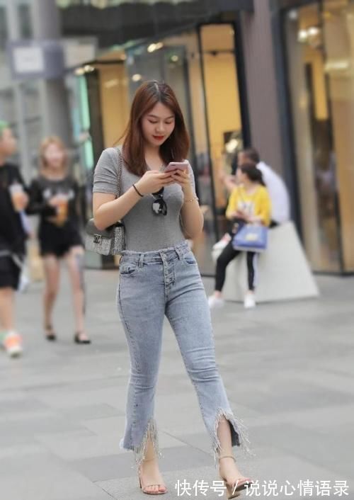 时尚|简约不代表低调,牛仔裤也能让你穿出个性时尚的美