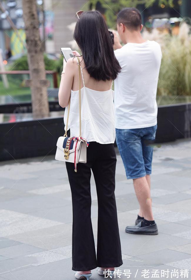 小吊带|高开叉喇叭裤搭配清爽小吊带,清爽性感,设计大胆