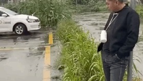 |搞笑GIF：小伙子，你这是看到什么了？笑得这么大声