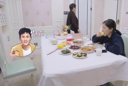 杜淳总扒拉菜，弄得桌布全是油渍洗不掉，王灿好意提醒被当众无视