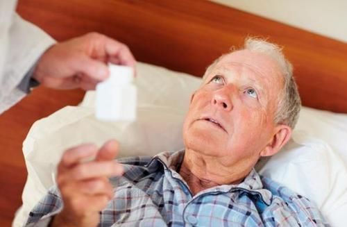 睡眠时间|128岁老人抽烟又喝酒,长寿只因从不碰一物,早了解早受益