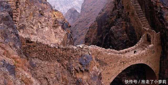 两山|全球最神奇的“悬空桥”：海拔2600米悬在两山间，400年依旧坚固