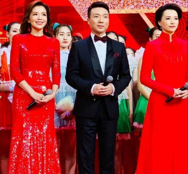 “著名”節(jié)目女主持,出名后嫁大“20歲”老公,兩人站一起像父女