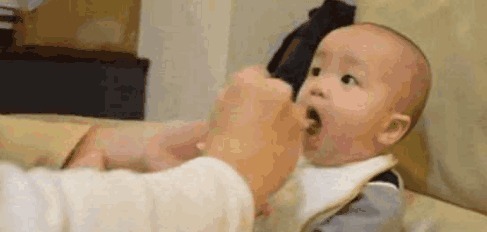 喂饭|宝爸给1岁宝宝喂饭, 宝妈进来看到这一画面, 乐的哈哈大笑!