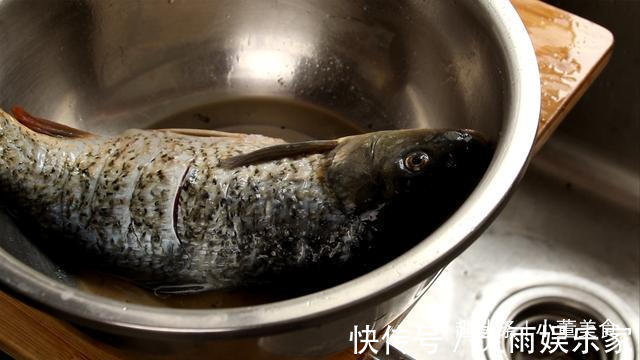 家里人爱吃鱼，但不知道去腥的窍门，跟我学几招，鱼肉鲜嫩没腥味