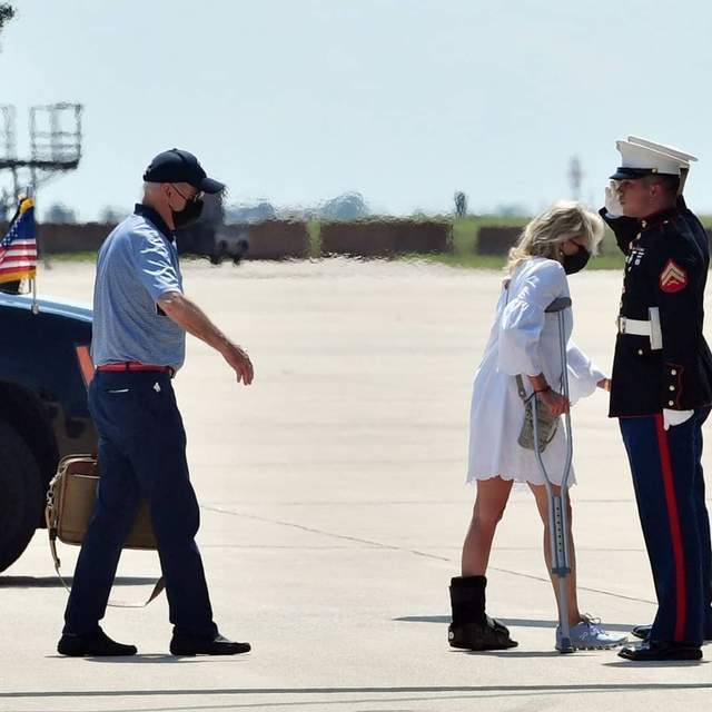 大女人|美国第一夫人终于出院,拄拐亮相走路不稳,70岁穿白裙运动鞋扮嫩