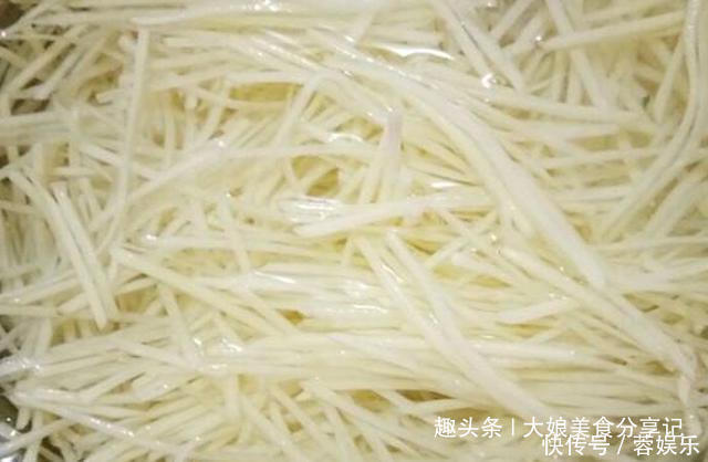 半斤土豆两个鸡蛋,加点面粉,简单一烙,出锅太好吃了,外酥里嫩