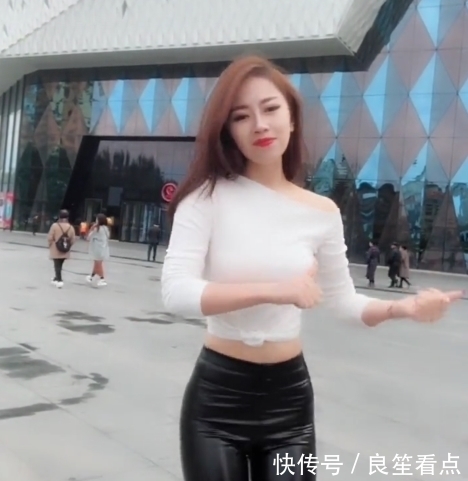 广场|街拍:紧身皮裤小姐姐,在广场跳舞秀身材,魅力曲线凹凸迷人