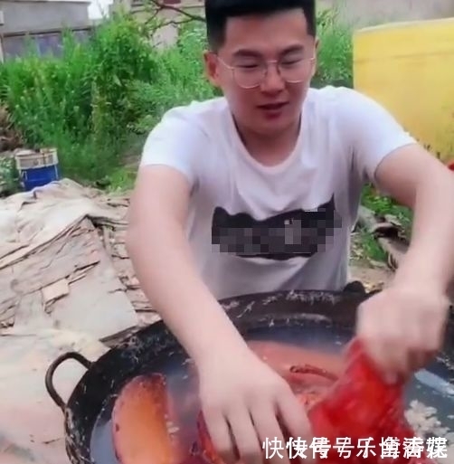 农村小伙在户外架锅煮龙虾,当它揭开锅盖之后,大家尖叫起来