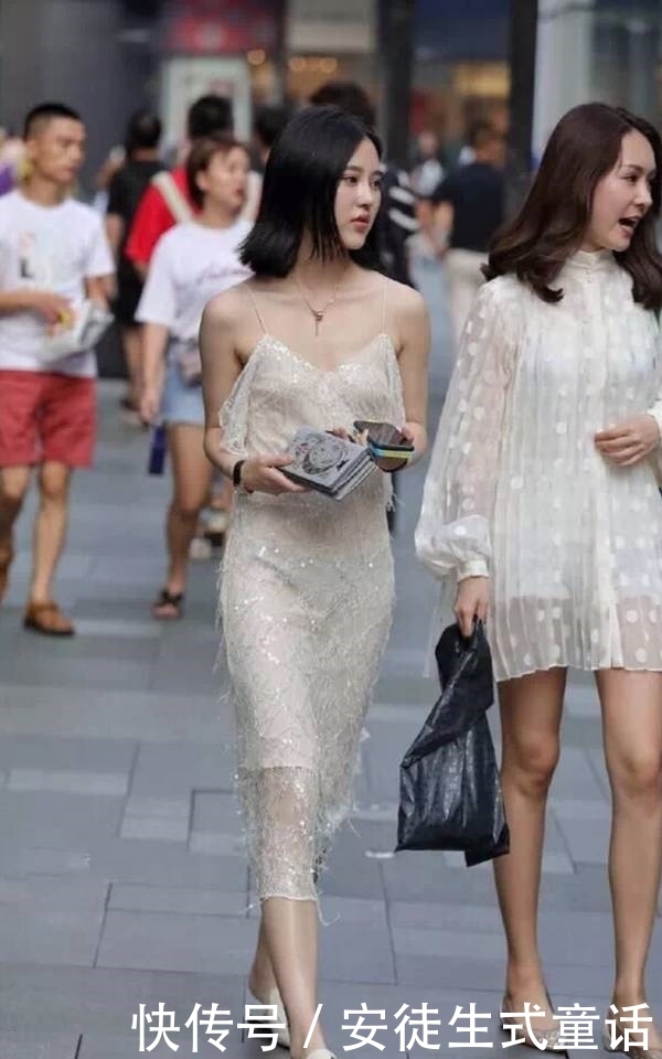 亮点|时尚街拍:短发美女穿薄纱吊带裙,有亮点不止一处!