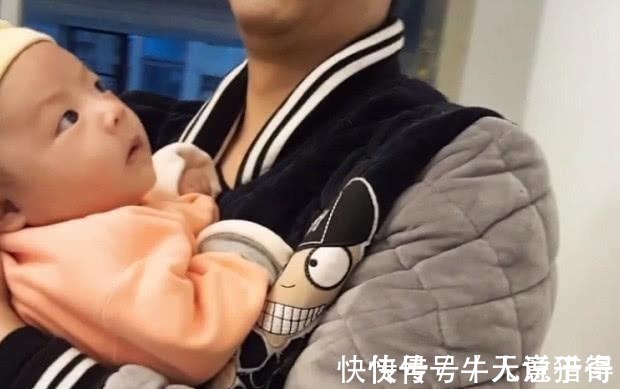 宝妈|“懵圈宝宝”盯着爹妈的婚纱照看走红,宝宝我总觉得哪里不对